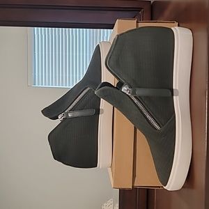 Steve Madden Chosen Wedge Sneakers- Olive, Size 9.5